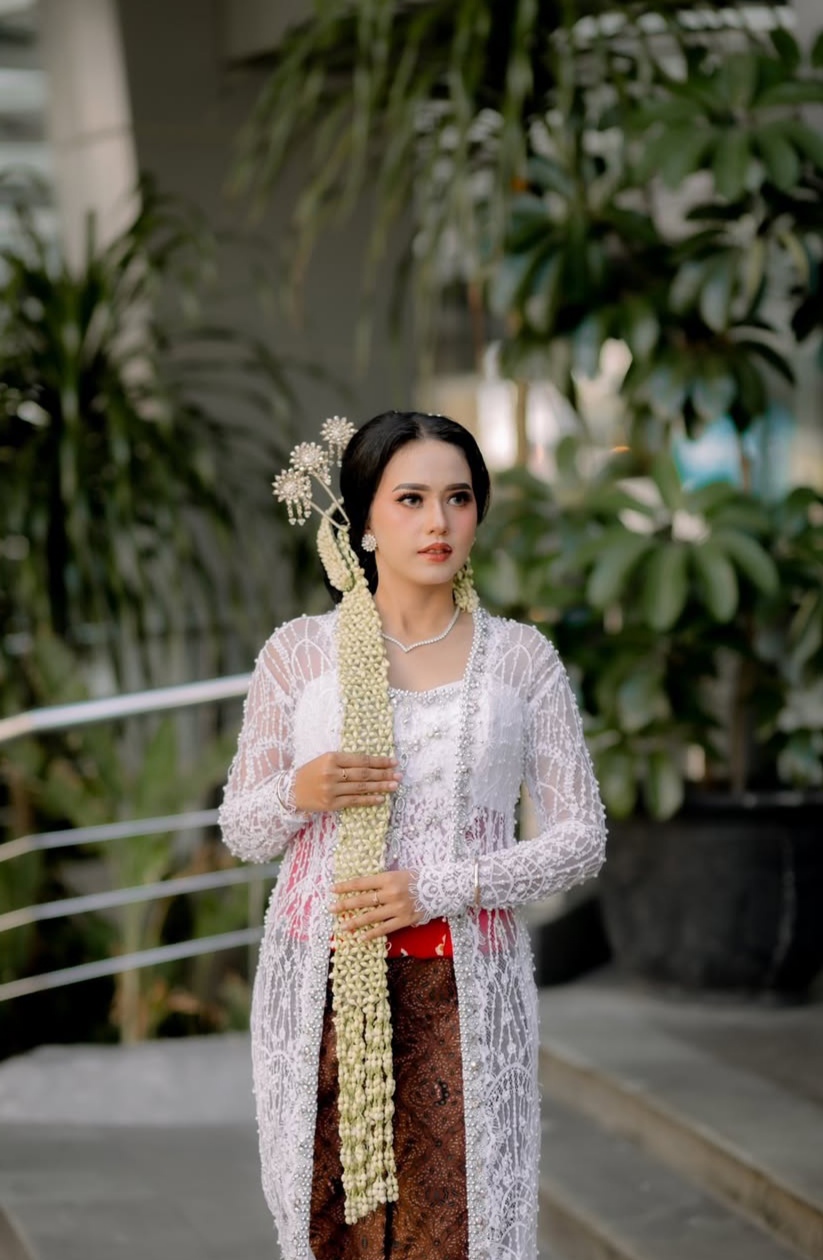 Detail riasan soft glam